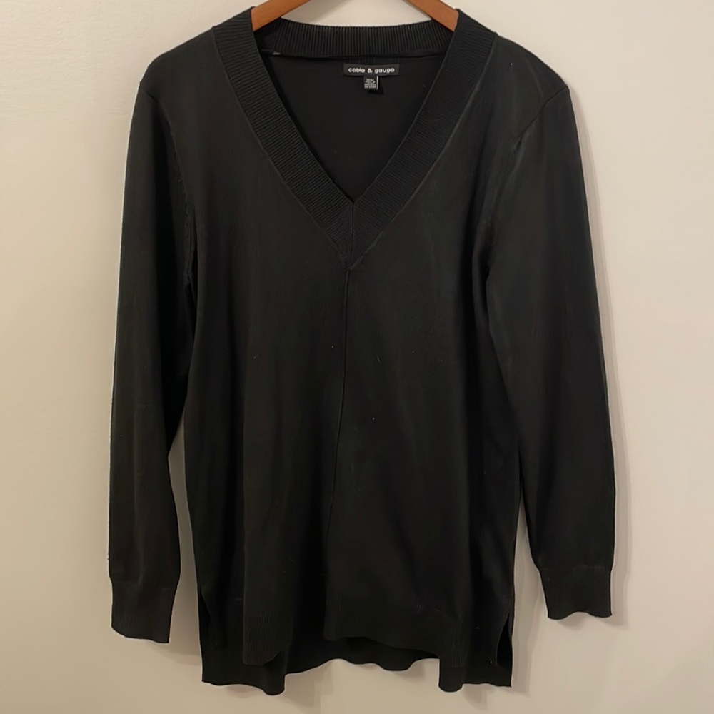 Cable & Gauge Lightweight v-neck Sweater